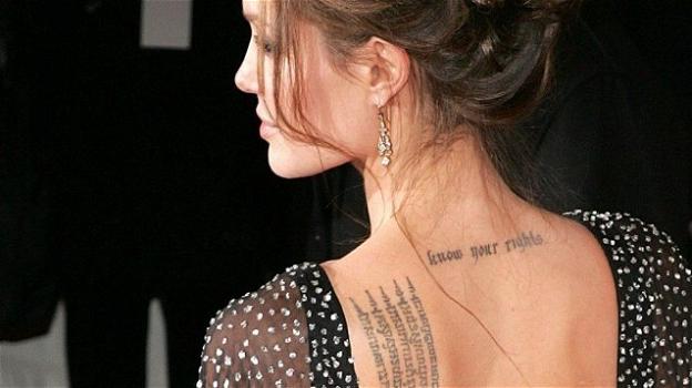 Angelina Jolie cancella i tatuaggi dedicati a Brad Pitt