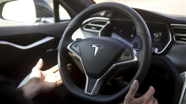 Berlino: Tesla smetta di ingannare gli utenti col termine Autopilot