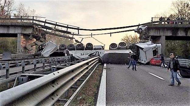 Crolla un ponte sulla Milano-Lecco: un morto e cinque feriti