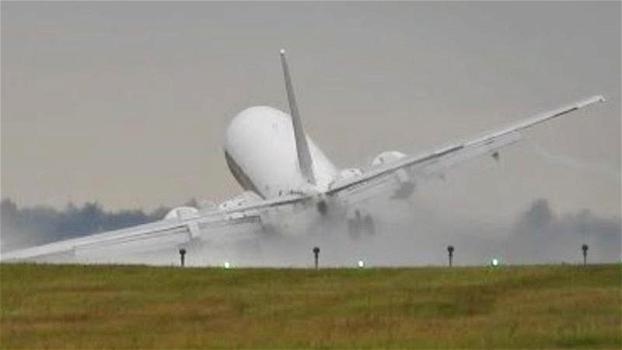 Ecco l’atterraggio davvero terrificante di un Boeing 737-430