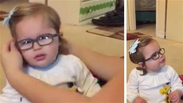 Bimba di 16 mesi mette gli occhiali per la prima volta. Ecco la sua reazione