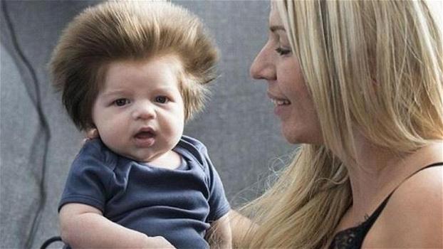 Questo bambino ha solo 9 settimane. I suoi capelli stanno facendo impazzire tutti!