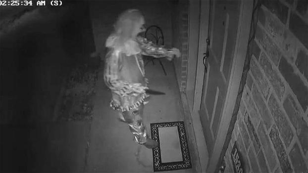 Clown armato cerca di entrare in una casa. Ecco le immagini delle telecamere di sicurezza