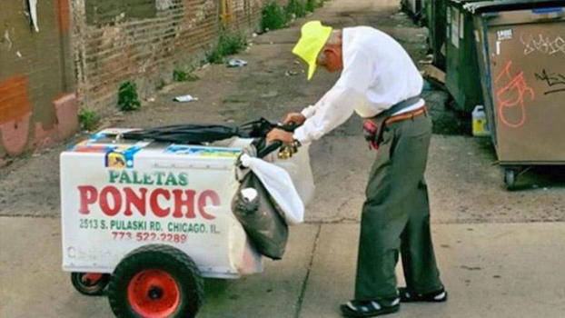 Uomo di 89 anni vende gelati per vivere. Ecco cosa gli succede