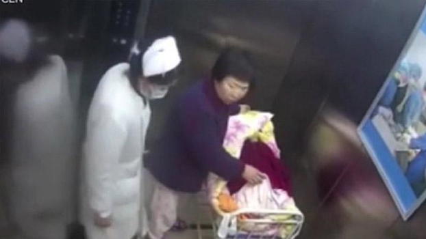 Quest’infermiera stava per rapire un bambino. Fortunatamente la nonna la ferma