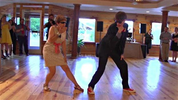 Sposo balla con la mamma nel giorno del suo matrimonio. Ecco cosa succede poco dopo