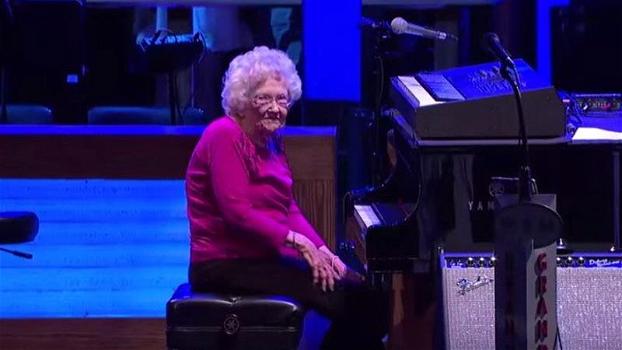 Questa donna di 98 anni suona il pianoforte. La sua esibizione è fantastica!