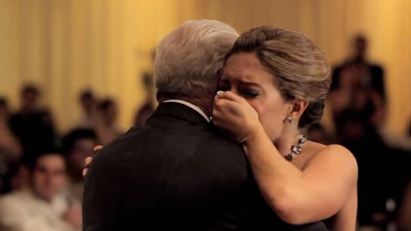 Il padre della sposa muore prima del matrimonio. Ecco cosa fa il fratello per lei