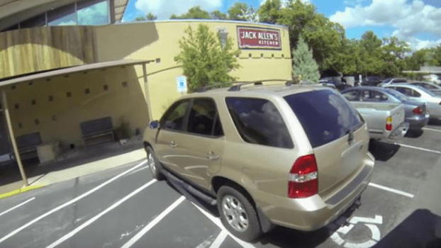 Parcheggia nel posto riservato ai disabili. Ecco cosa accade quando si avvicina questo pullman