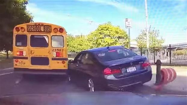 Una BMW cerca di superare uno scuolabus con una manovra azzardata. Ecco cosa succede