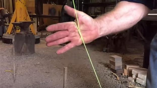 Ecco come tagliare una corda usando solo le mani. La tecnica è geniale!