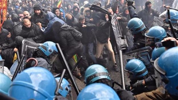 Firenze: scontri tra manifestanti e polizia alla Leopolda