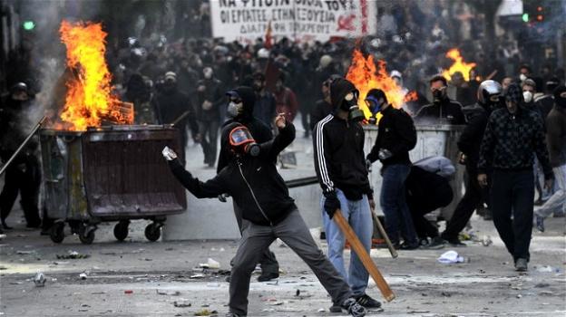 Grecia, continui scontri nella capitale tra riforme e bombe