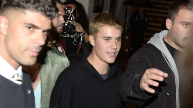 Justin Bieber prende a pugni un fan, ripreso dalle telecamere
