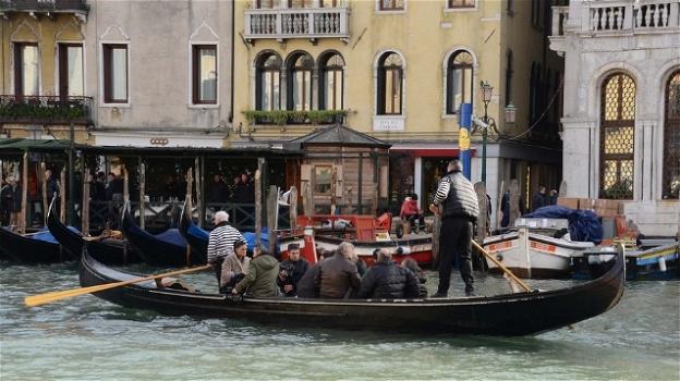 Venezia, riapre il "traghetto del Carbon" di Rialto dopo tre anni