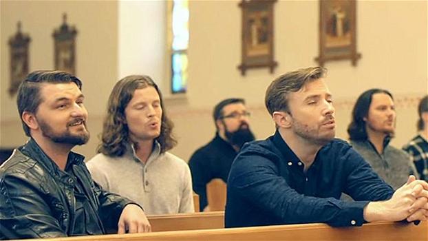 Sei uomini cantano in una chiesa vuota. La loro canzone è da brividi
