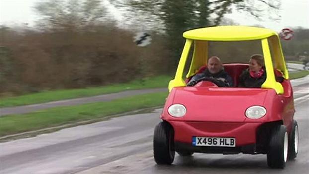 Sembra un’auto per bambini ma raggiunge 70 km/h. Ecco di cosa si tratta