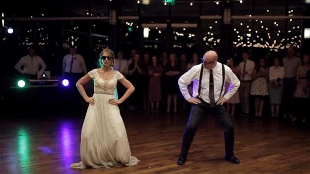 Padre e figlia ballano durante il banchetto di nozze. La loro esibizione è travolgente!
