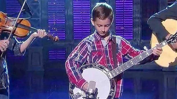 Bimbo di 9 anni sale sul palco col suo banjo. La sua esibizione paralizza il pubblico!
