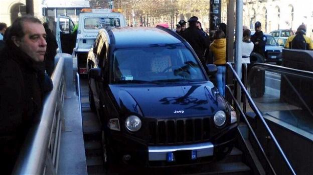 Torino, sbaglia manovra: SUV s’incastra sulle scale della metro