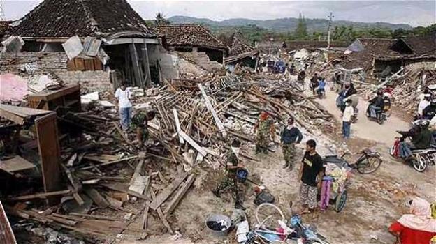 Terremoto Indonesia, scossa di magnitudo 6.5: centinaia le vittime