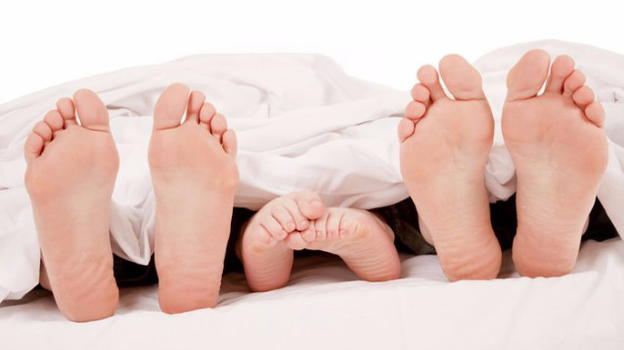 Piedi congelati sotto il piumone? Ecco 4 rimedi efficaci e definitivi