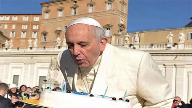 Il Papa compie gli anni: ecco come fargli gli auguri