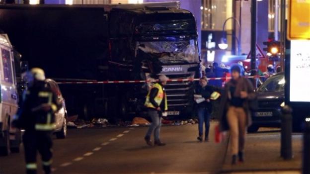 Berlino, camion fa strage a mercatini di Natale: almeno 9 morti