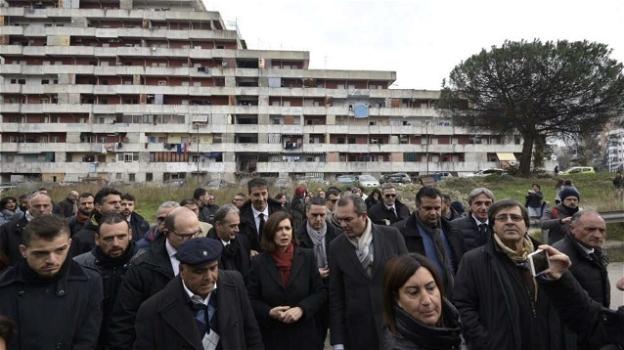 Boldrini in visita a Scampia: "Il degrado qui è sconcertante"