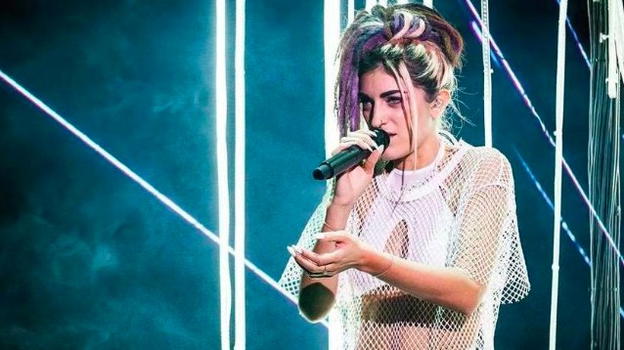 Roshelle: ecco chi è la rapper dal look stravagante di X Factor 10