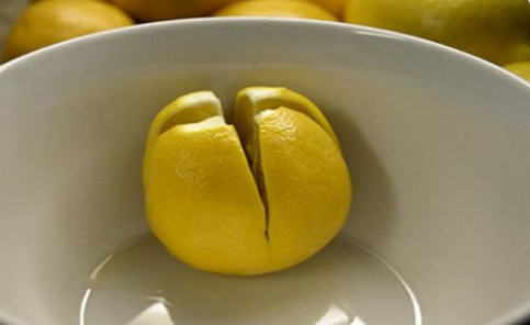 Taglia un limone e lo tiene in camera da letto. I suoi benefici sono sorprendenti!