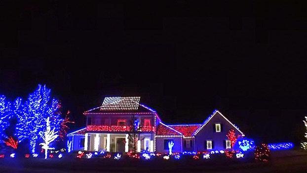 Queste luci natalizie rendono onore ai soldati americani. Ecco cosa accade quanto parte la musica