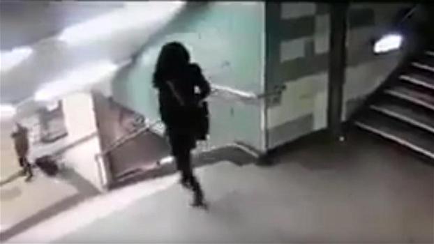 Una ragazza sta scendendo le scale della metro. Ecco il folle gesto alle sue spalle