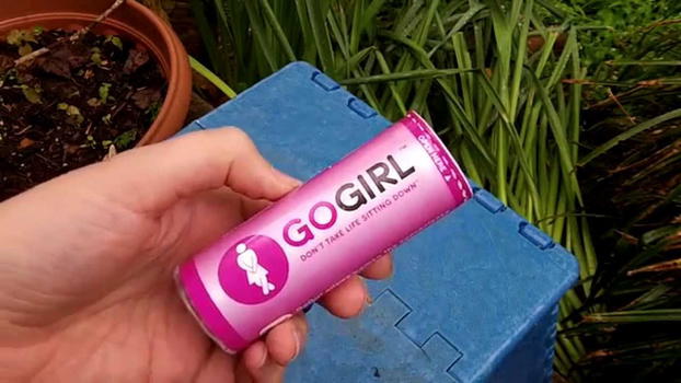 Ecco Go Girl, la "protesi" che permette alle donne di fare pipì in piedi