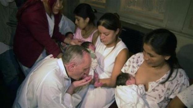 Papa Francesco incoraggia le mamme ad allattare nella Cappella Sistina
