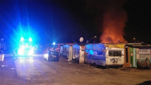 Torino, campo rom va a fuoco nella notte: probabile incidente