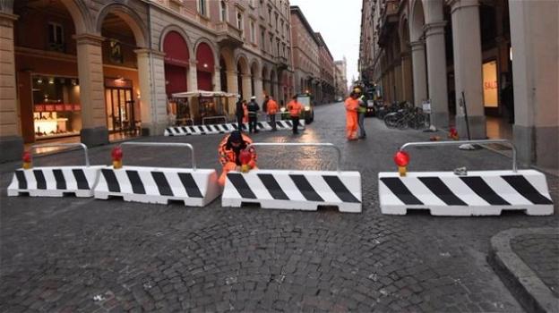 Bologna, nel weekend debuttano in centro le barriere anti-tir