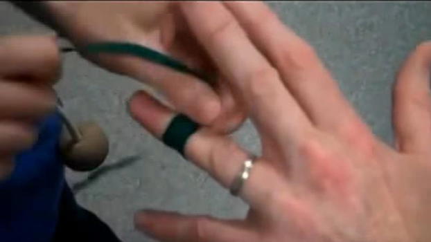 Ecco un trucco per sfilare un anello dal dito quando resta incastrato