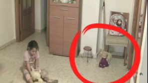 La figlia dice di vedere cose strane. Il padre nasconde una telecamera e scopre qualcosa di inquietante
