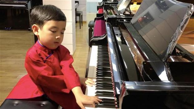 Bimbo di 5 anni suona il pianoforte. Il suo talento è davvero meraviglioso!