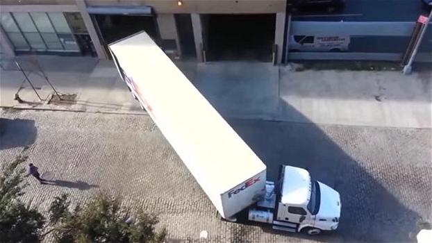 Un camion della FedEx deve entrare nel deposito, ci riuscirà? Ecco cosa accade