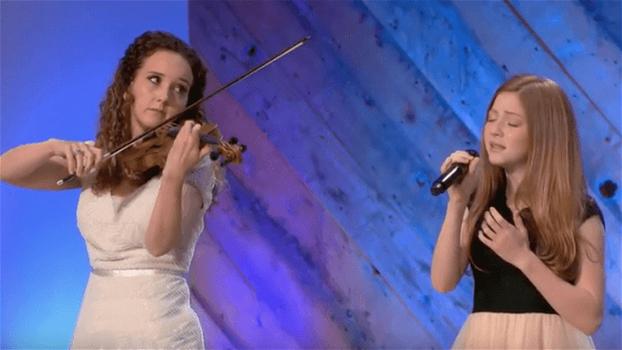 Una donna suona il violino. Poi una 14enne si avvicina al microfono ed inizia la magia