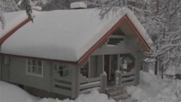 Troppa neve sul tetto mette la casa in pericolo. Quest’uomo la rimuove in modo geniale