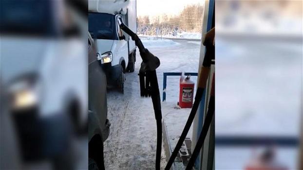 Quanto freddo fa in Russia? Quello che accade alla pompa di benzina ve lo dimostrerà