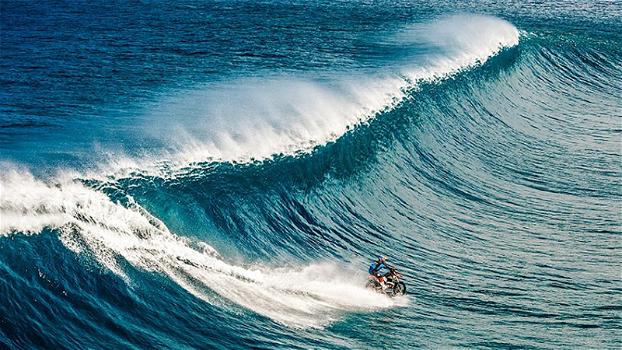 Uomo cavalca le onde sulla sua moto. Quello che riesce a fare è davvero epico