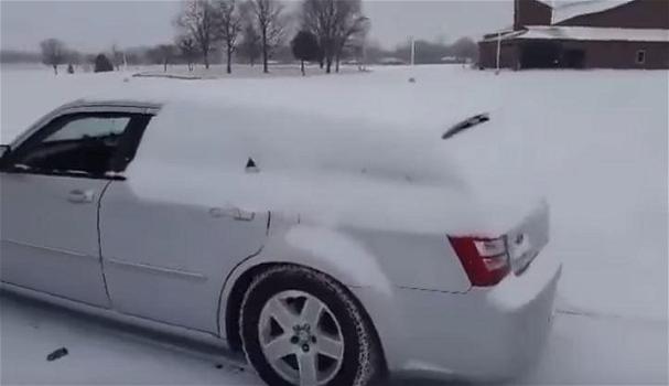 Come eliminare in modo geniale la neve che si posa sulla macchina