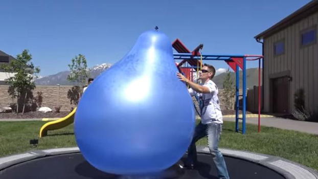 Riempie un palloncino gigante con l’azoto liquido. Quello che accade è sorprendente!