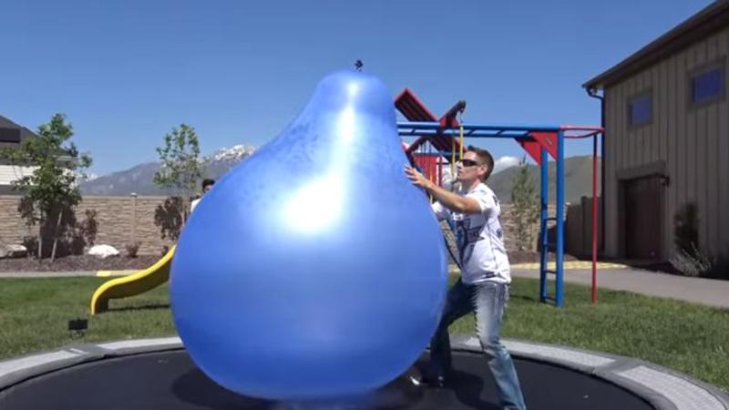 Riempie un palloncino gigante con l'azoto liquido. Quello che accade è  sorprendente!