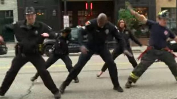 Alcuni vigili del fuoco e dei poliziotti realizzano un video sulle note di “Uptown Funk”