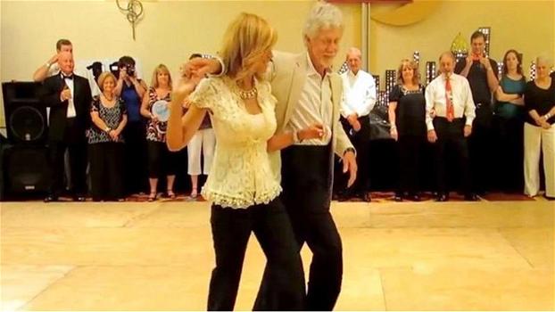 Coppia di anziani balla “The Shag”. La loro esibizione paralizza il pubblico in sala